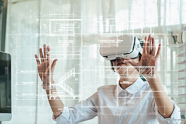 Frau mit VR-Brille, die mit BIM-Technologie arbeitet