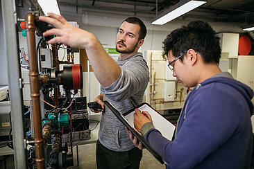 Zwei Studierende im Labor